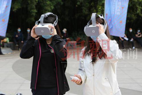 成都时尚新生活！熊猫基地游客用VR科技看熊猫