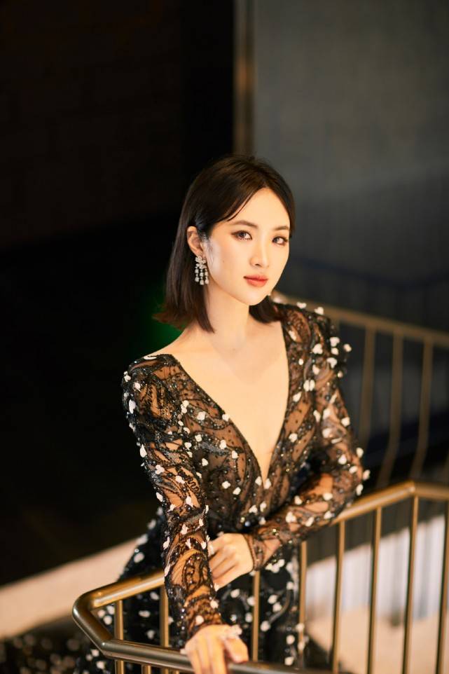 女人多少岁才成熟稳重 15b10a28351640b8b2cdd60b246b3a38.jpeg