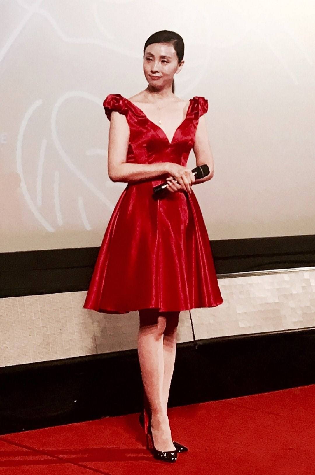 小陶虹也被岁月绕着走,穿深v红裙又美又瘦,真让大婶辈女人羡慕_红色