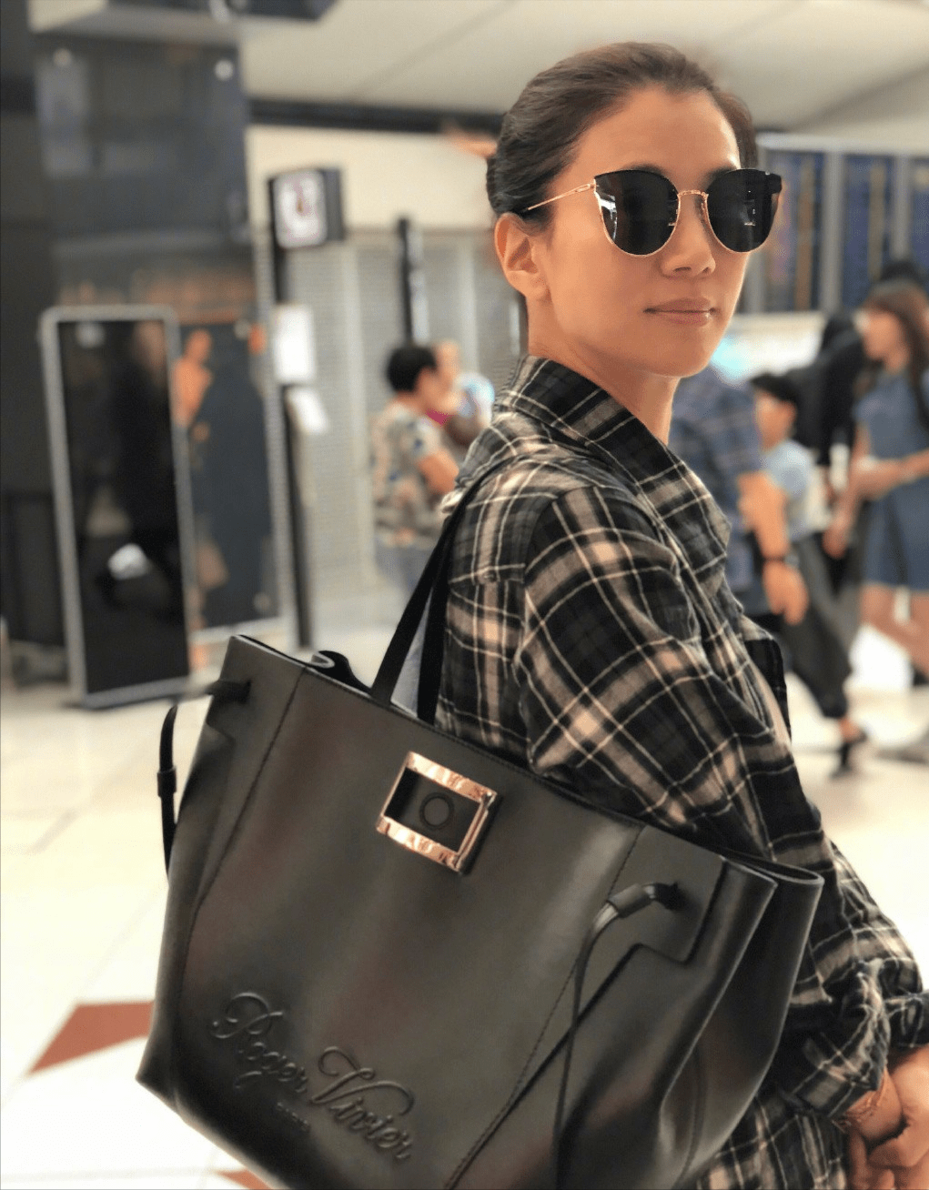 果然有包包的女人,在化妆上也是不值一提呀,袁咏仪爱买包包这一件事上