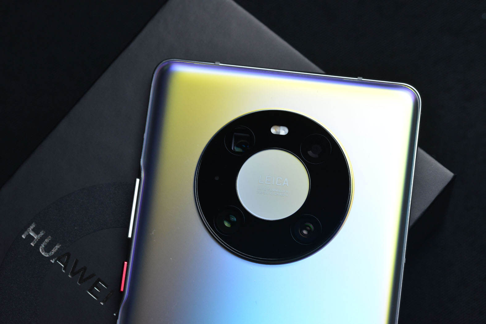 现在手机售后的维修费用日益攀升,华为的官方报价:屏幕2479元,后壳530