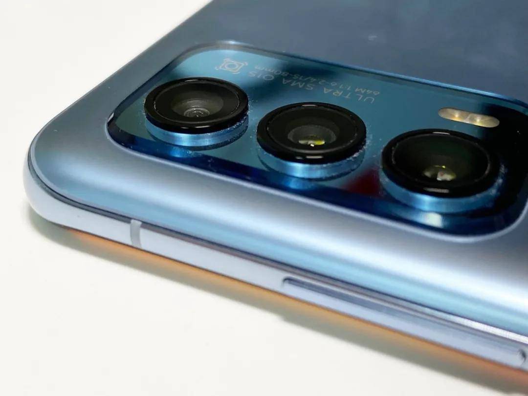 随着光影流转,呈现出由深邃到轻快的变换,深沉而不失灵性,摄像头区域