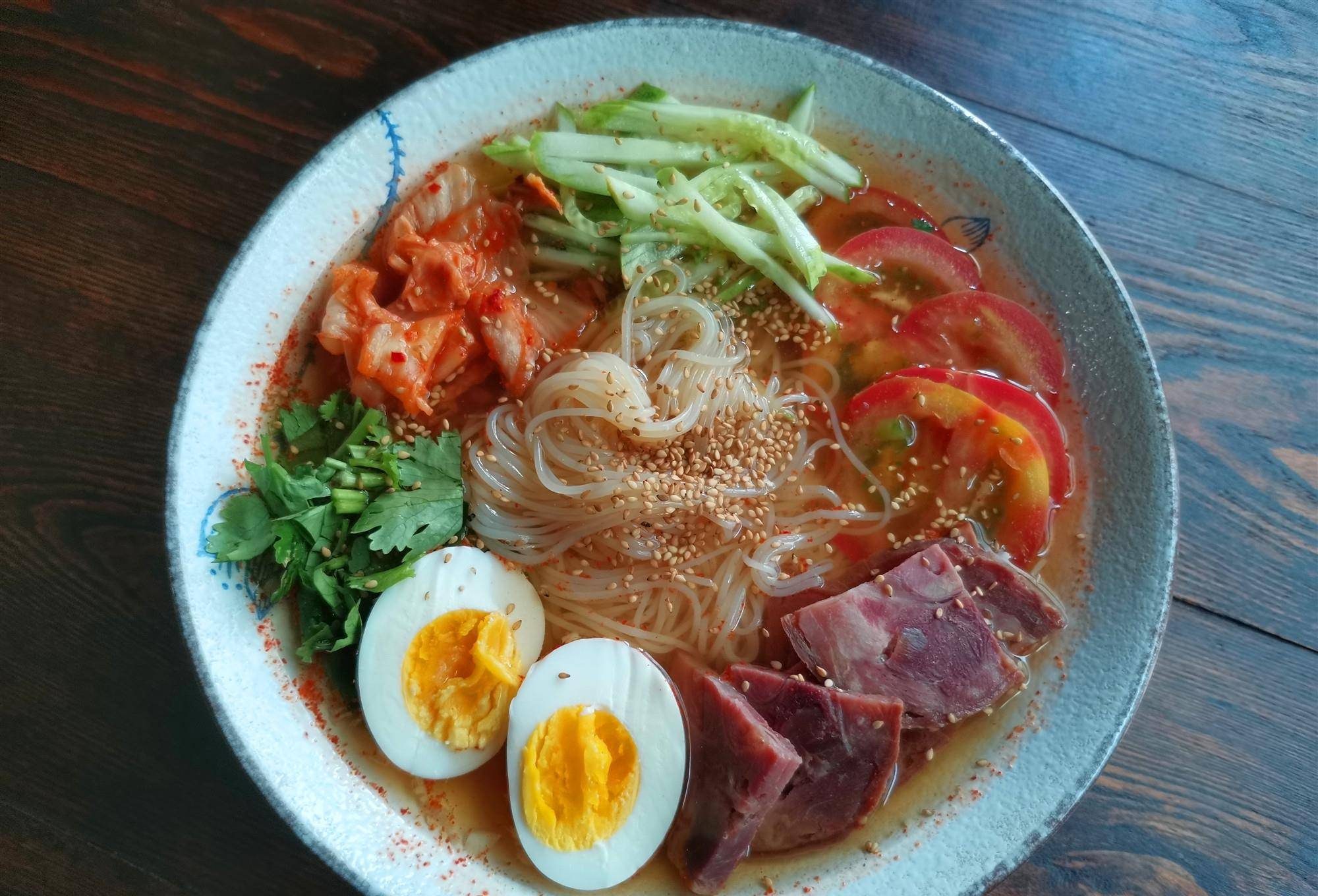 夏季想吃面,这道东北特色面条做法最香,天热最馋它,吃完透心凉_冷面