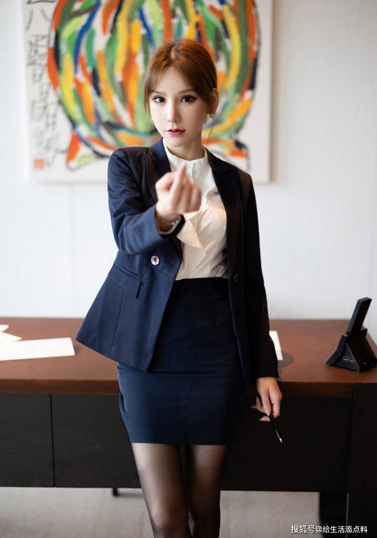 原创小姐姐整体气质优雅干练一身职业装一样美丽出众有着女王范