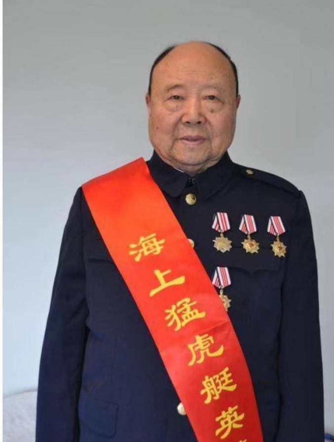 英雄惜英雄!海空雄鹰舒积成,送别海鹰张逸民:战友一路走好_海军