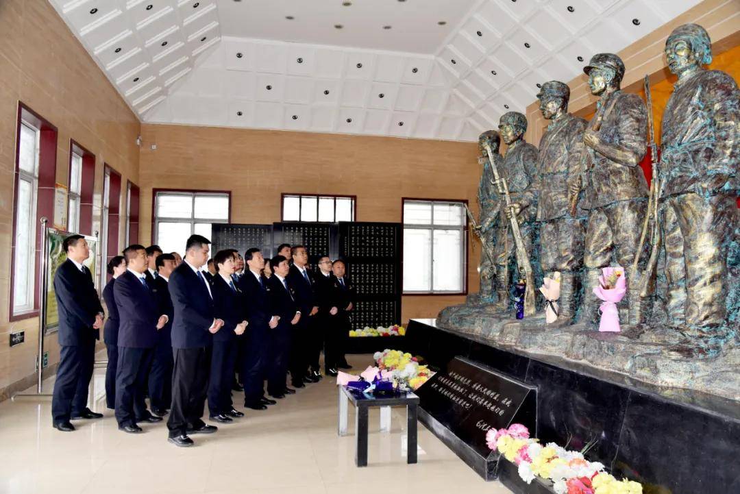 忻州农信社缅怀革命先烈传承红色基因党史主题教育活动进行时