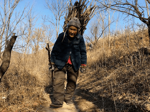 原创清明回家扫墓儿子心疼父亲孤苦伶仃空巢老人的生活太现实