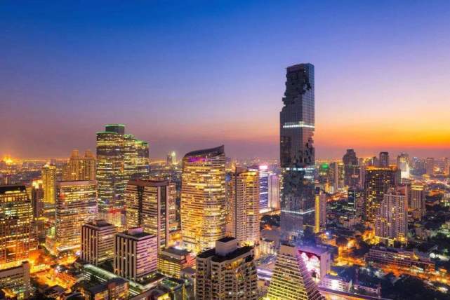 泰国花220亿造第一高楼，结果造型被嘲笑太丑，开灯后全都闭嘴！
