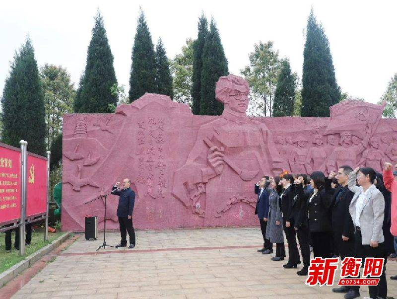 在夏明翰广场,全体人员列队肃立,鞠躬致敬.