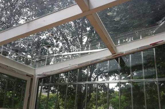 买一楼送院子 业主却在天井装防盗窗 太过分了 二楼首先不同意 物业