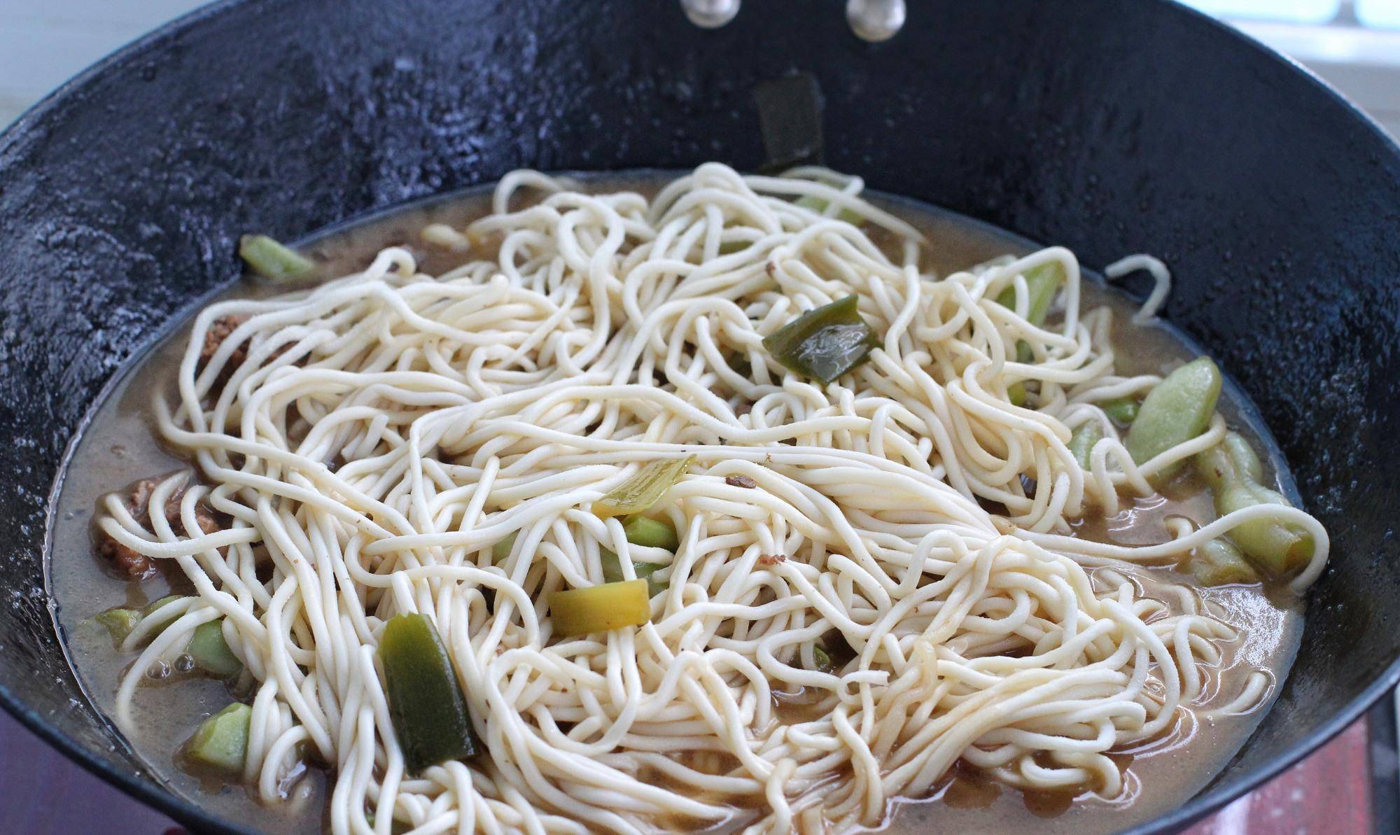 北方人夏天就认这面食有肉有菜一锅出健康营养比炸酱面还好吃