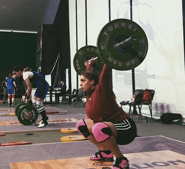 俄罗斯美女举重运动员,身材颜值堪称完美,照片太有魅力