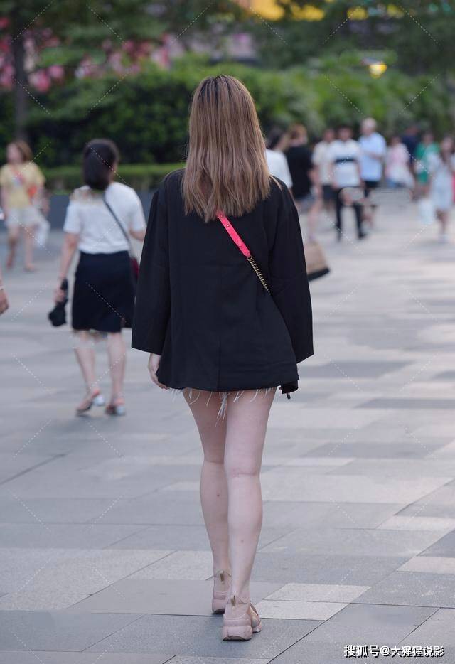 女生穿短裤加运动鞋 5fdfd6b02fb74b3e95d16a9c0fe8ea3c.jpeg