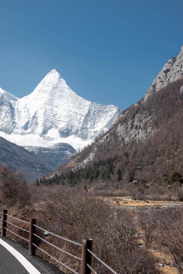 央迈勇雪山，景色壮美，竟然是文殊菩萨的化身