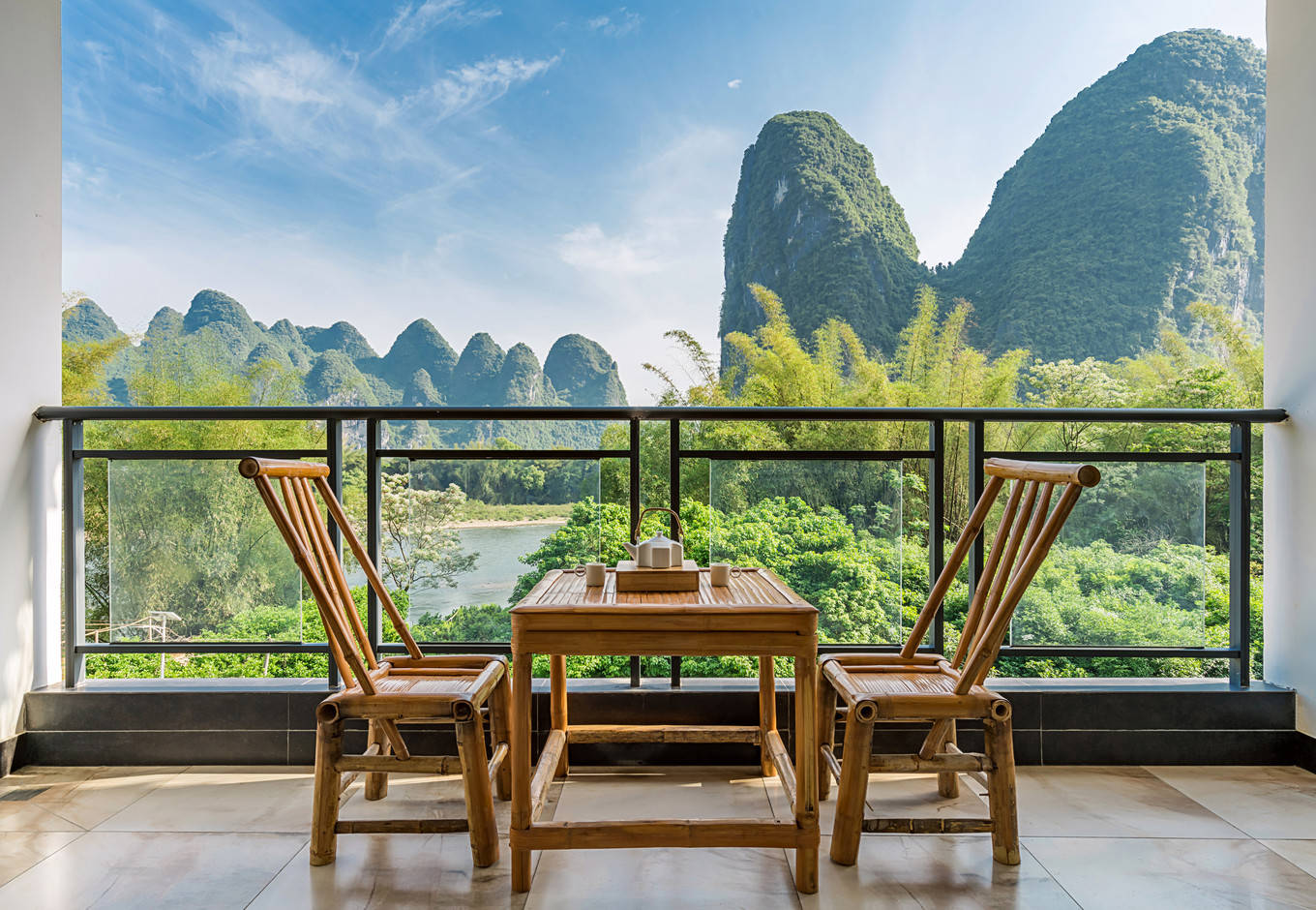 一家可以坐在阳台看桂林山水的民宿？