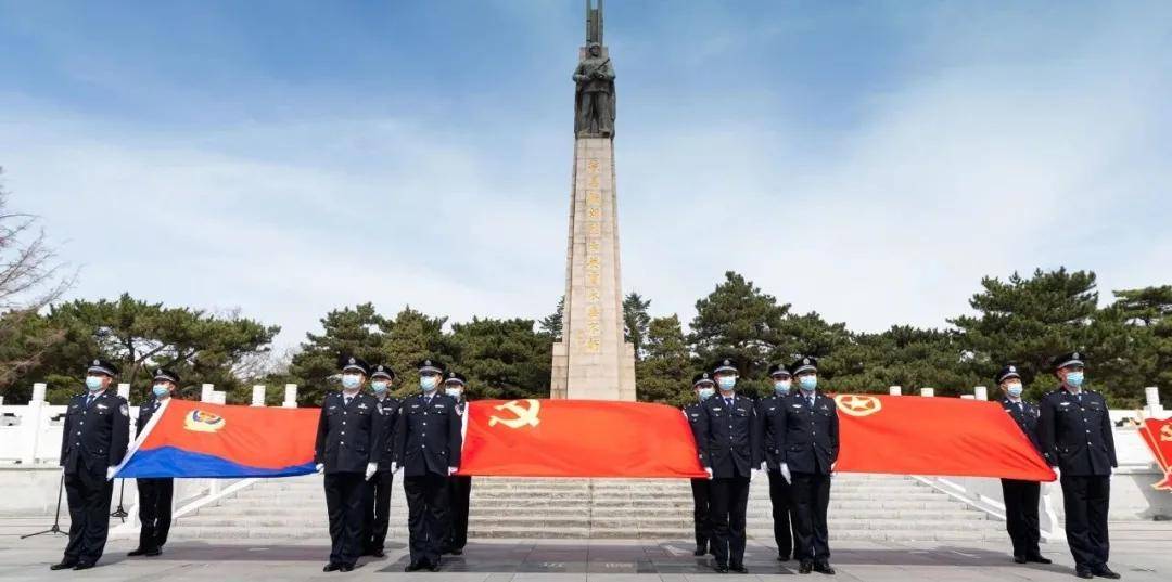 在集体合唱国歌后,面对鲜红的党旗和分列左右的团旗,警旗,党委书记