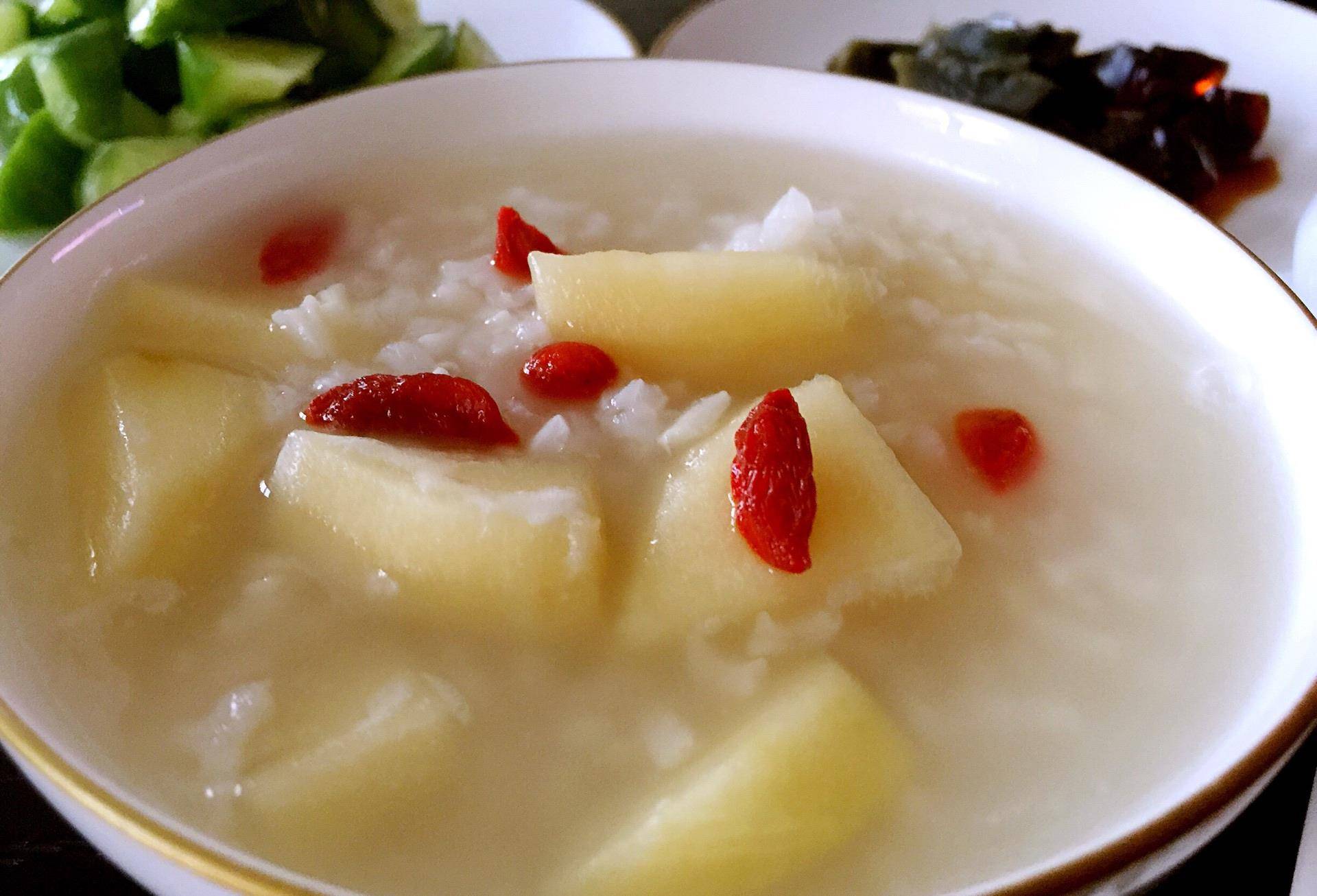 推荐语:苹果粥是秋季最该多喝的水果粥,本身苹果就含有多种微量元素