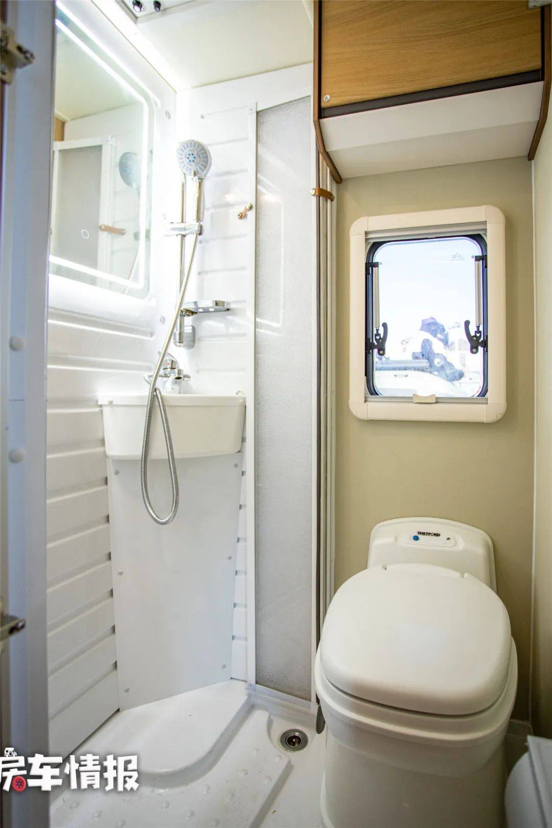 可以看到卫生间内部空间表现不错,设施也很齐全,盒式马桶,独立淋浴