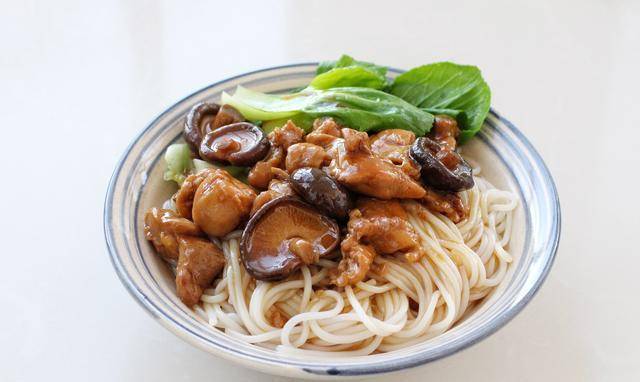 一个鸡腿,一把香菇做成卤汁,嫩滑鲜美香喷喷,拌面条能吃两大碗
