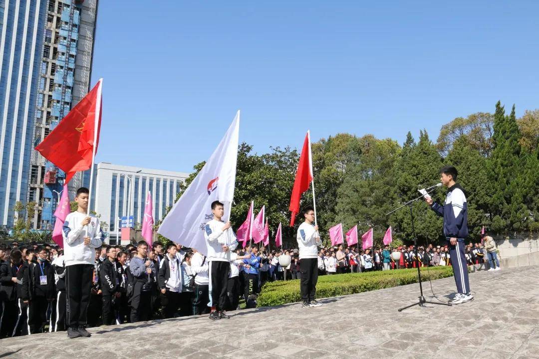 4月5日上午,为缅怀革命先烈,继承革命精神,江苏海安紫石中学七,八年级