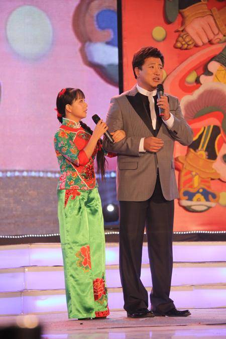 她是国家一级演员,因买不起房回农村发展,如今放牛种田成日常_王二妮