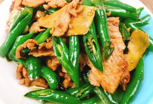 全家人都爱吃的辣椒炒肉,掌握几个要点自己也能做,咸香下饭