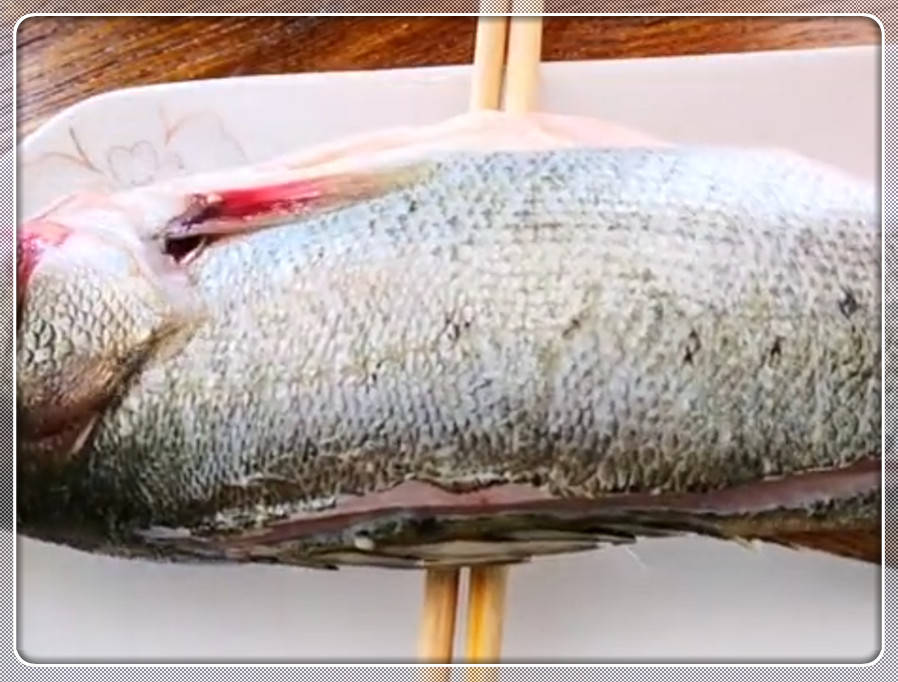 蒸鲈鱼记住这一点,保你蒸出的鲈鱼汁鲜味美肉不老_璐璐