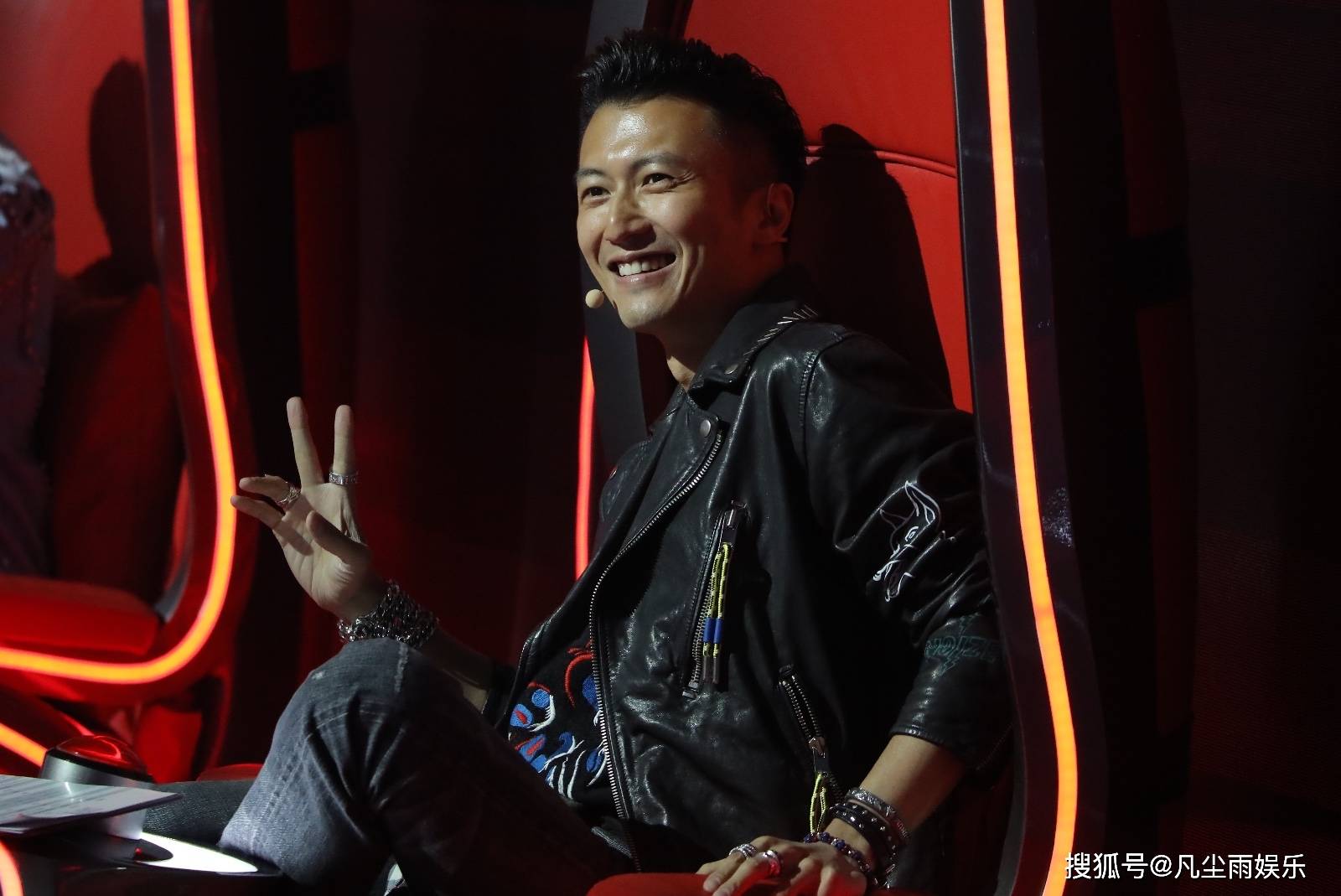 杨幂和谢霆锋的接触,大多只是在工作上看到偶像觉得激动,害羞也是正常