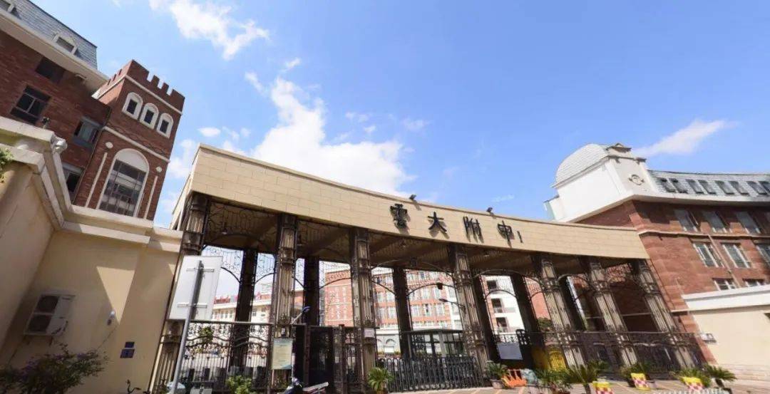 云大附中星耀学校是云南大学附属中学的一个校区,位于星耀路新亚洲