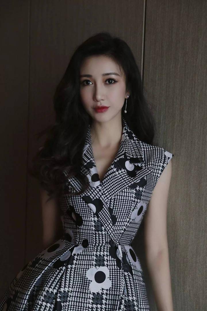 奇怪的是徐峥怎么都捧不火的杨凯迪却被黄渤捧红了!