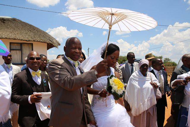 非洲的野蛮婚礼：婚礼当天新娘被抢，众人只能驻足观望却无力制止