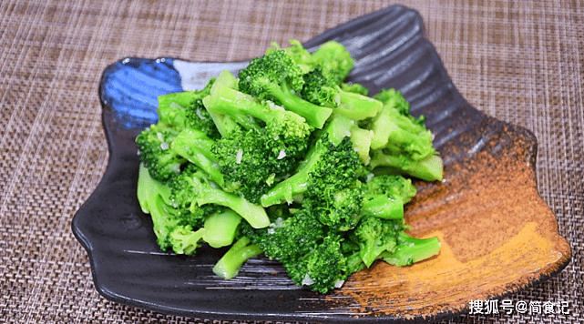 素炒西兰花怎么炒才翠绿 a9c8ff24421b46b2a647c343f3354191.png