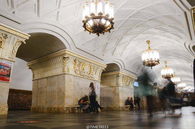 莫斯科漂亮的地铁，水晶吊灯，大理石瓷砖，好像皇宫一样
