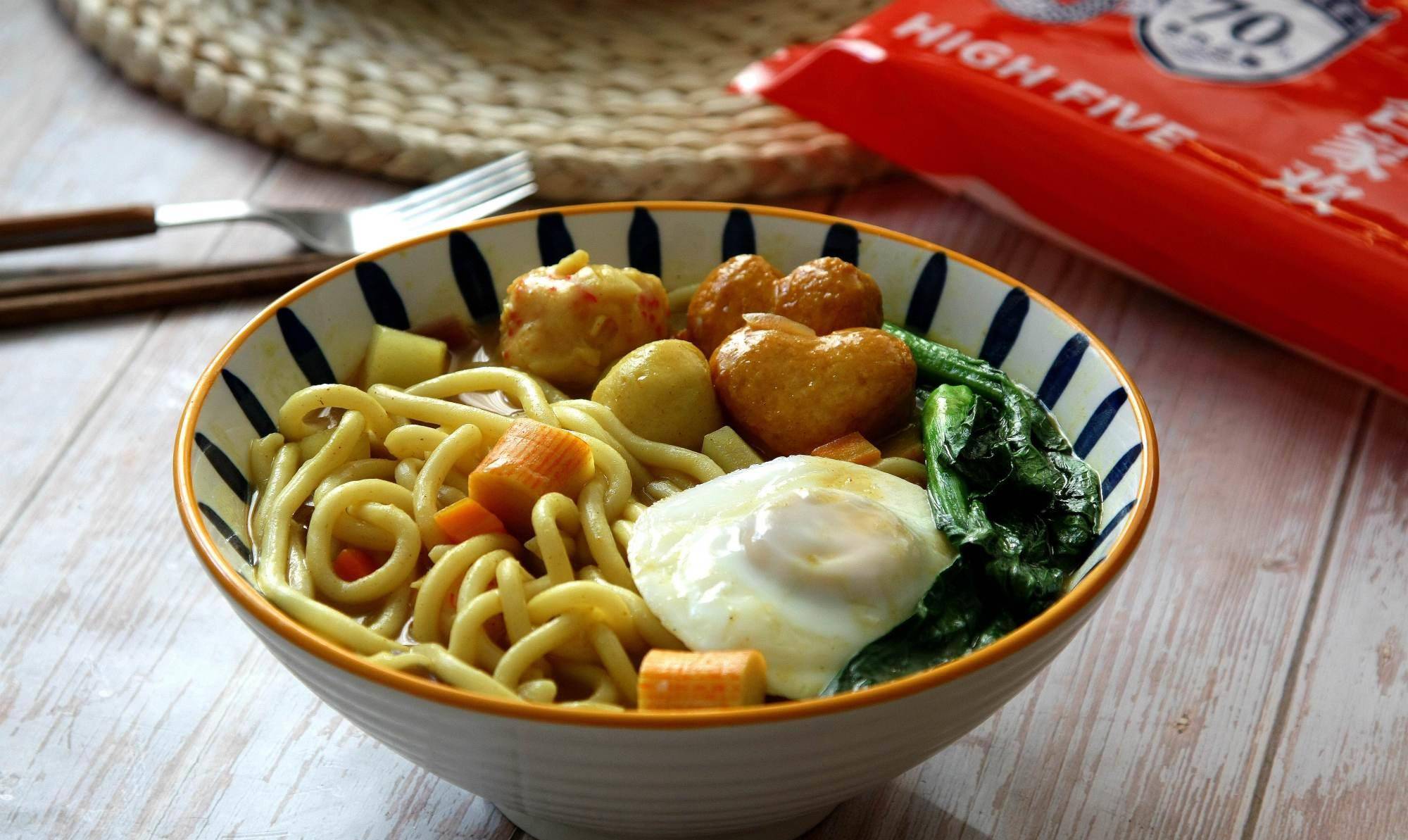 麦兜心心念念的鱼丸粗面制作简单汤汁浓郁几分钟就能端上桌