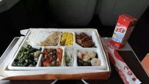 假如你坐火车饿了一天，4种盒饭免费送你一种，你会选择哪一个？