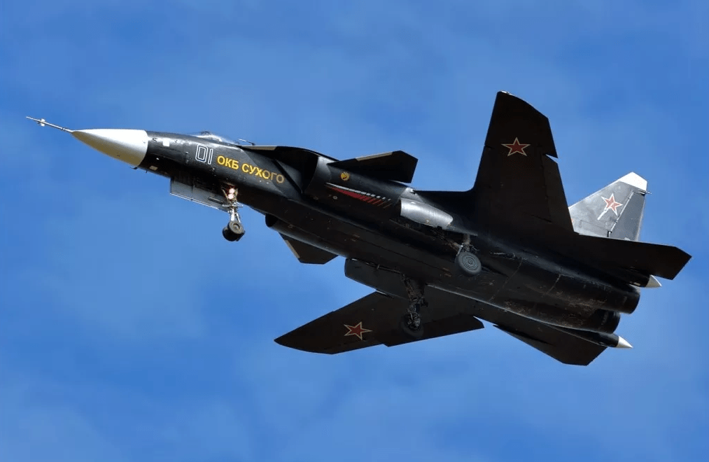 苏-47战机采用新型设计,更加突出机动性,实战功能更为强大