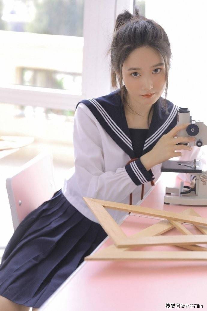 性感美女时尚写真高马尾学生妹日系校服甜美可人