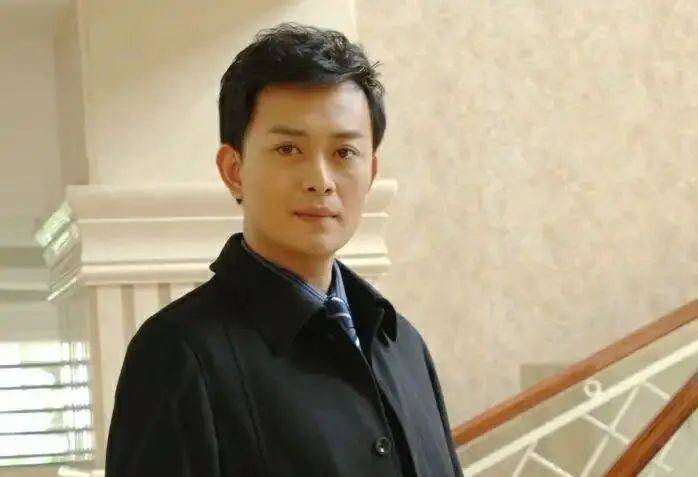 曾是第一古装小生四拒琼瑶的黄海冰47岁近照发福变油腻大叔