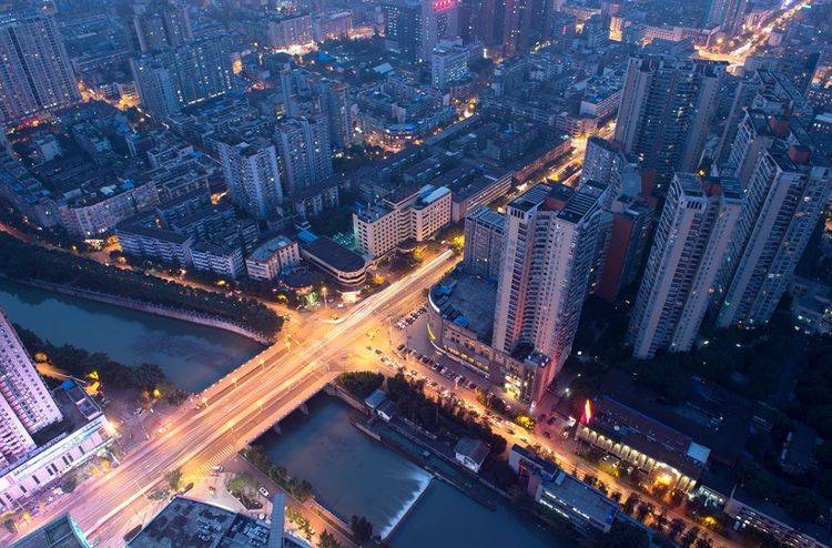 中国最大的省会，相当于8个上海，被誉为“东方小巴黎”！