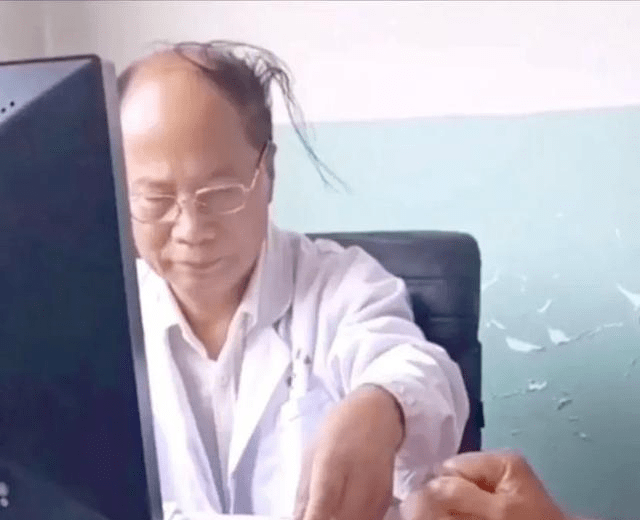 今天挂了专家号治脱发,听说这个专家是治疗脱发秃顶届的权威,我信了