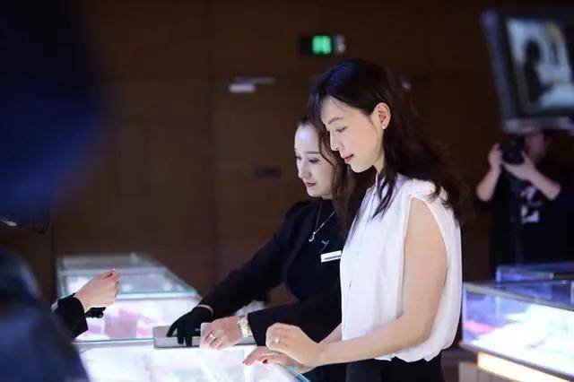 女人三十，短剧免费观看——探索生活与成长的新篇章，女人三十，生活与成长的新篇章短剧免费观看