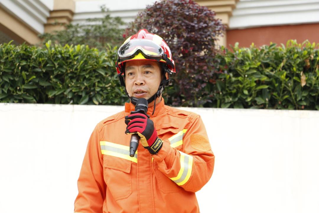 演练结束后,罗湖区梧桐山消防救援站李辛友队长就校园火灾逃生自救