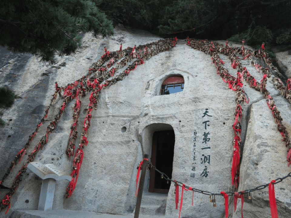 女娲娘娘补了天，够胆春游上华山