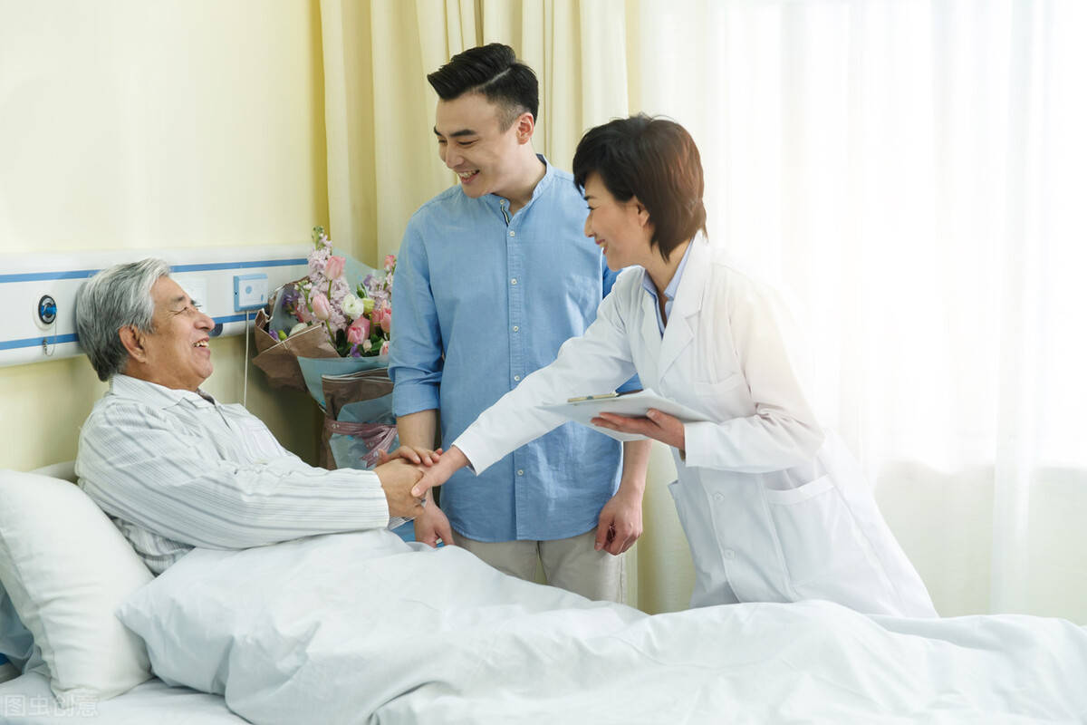 有请护工的钱,都可以住养老院了,老人们不要舍不得_吴天钢