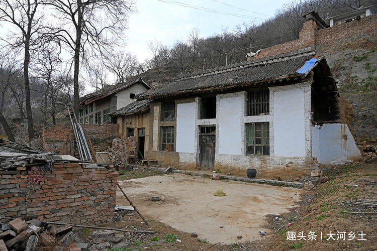 深山小村藏百年豪宅，有绣楼和密道，村人清明节才回来看看