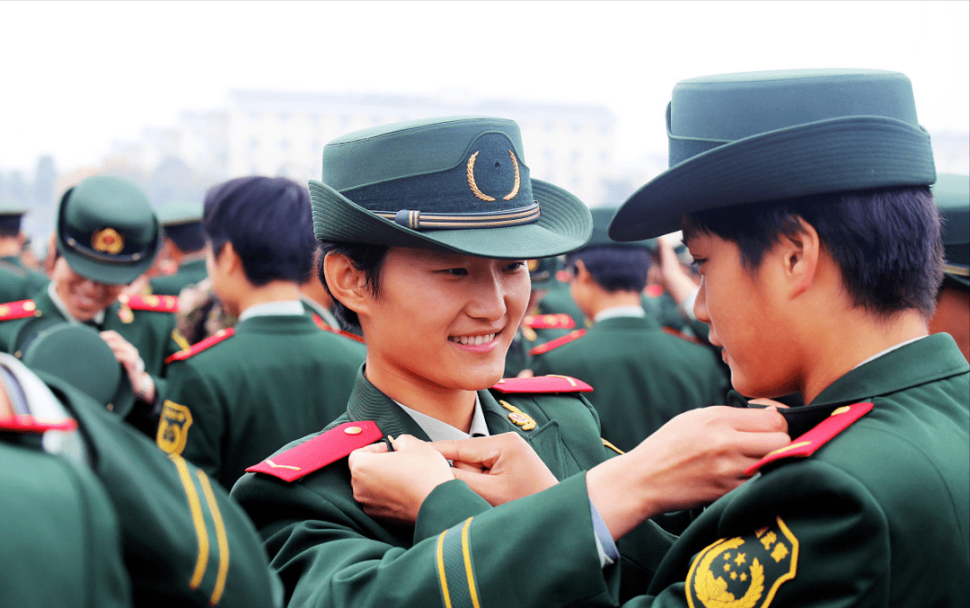 22岁美女主持二次验兵终入伍,放下话筒立钢枪圆了女兵梦!