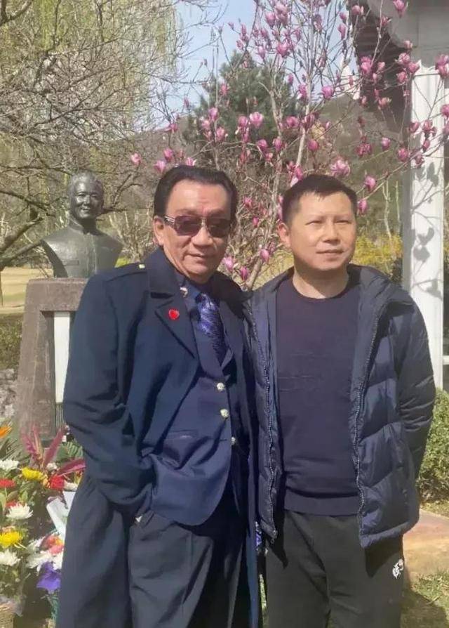 某经纪人讽刺郭德纲从不为师父扫墓 郭德纲回怼何云伟"贱骨头"_侯耀华