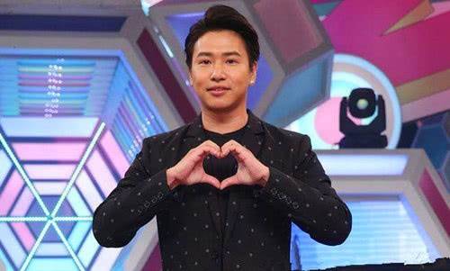 当年在"四大天王模仿大赛",取得了张学友组的第一名,进入娱乐圈