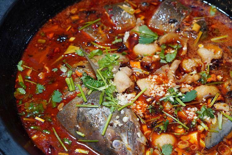 原创看着土气吃后服气的东北铁锅炖大鱼好吃过瘾还实在