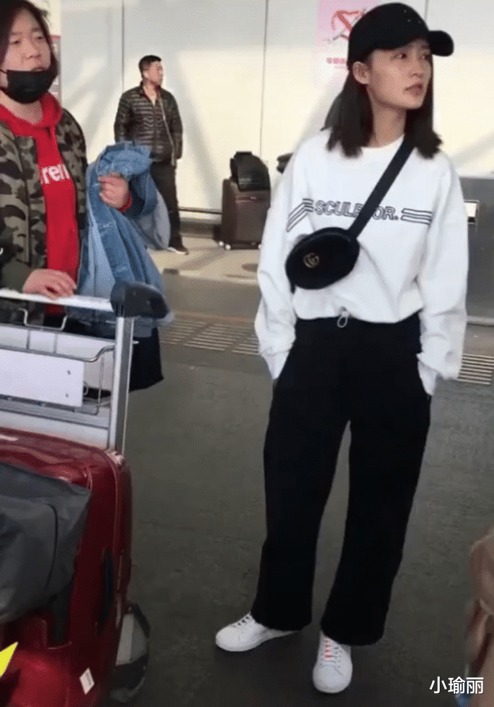 李沁私下被拍到,穿着朴素皮肤太黑,被网友吐槽跟路人没两样_明星